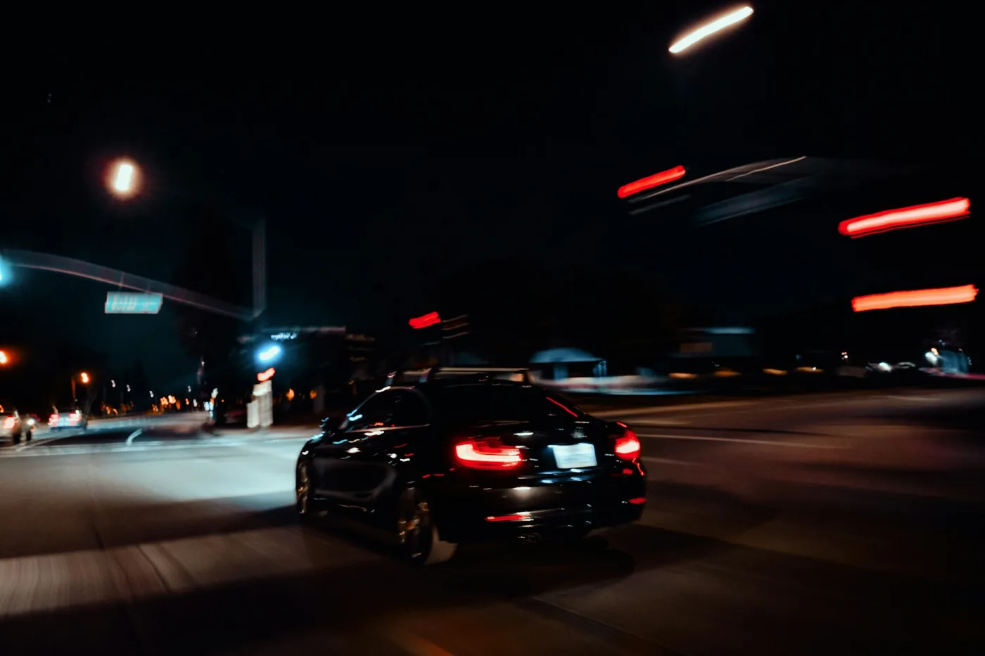 Une route de nuit vue depuis une voiture