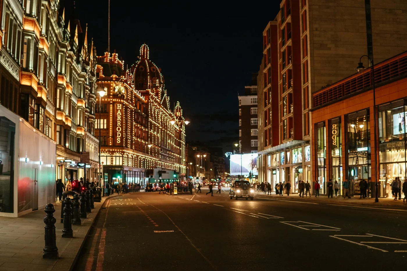Une rue de Londres la nuit