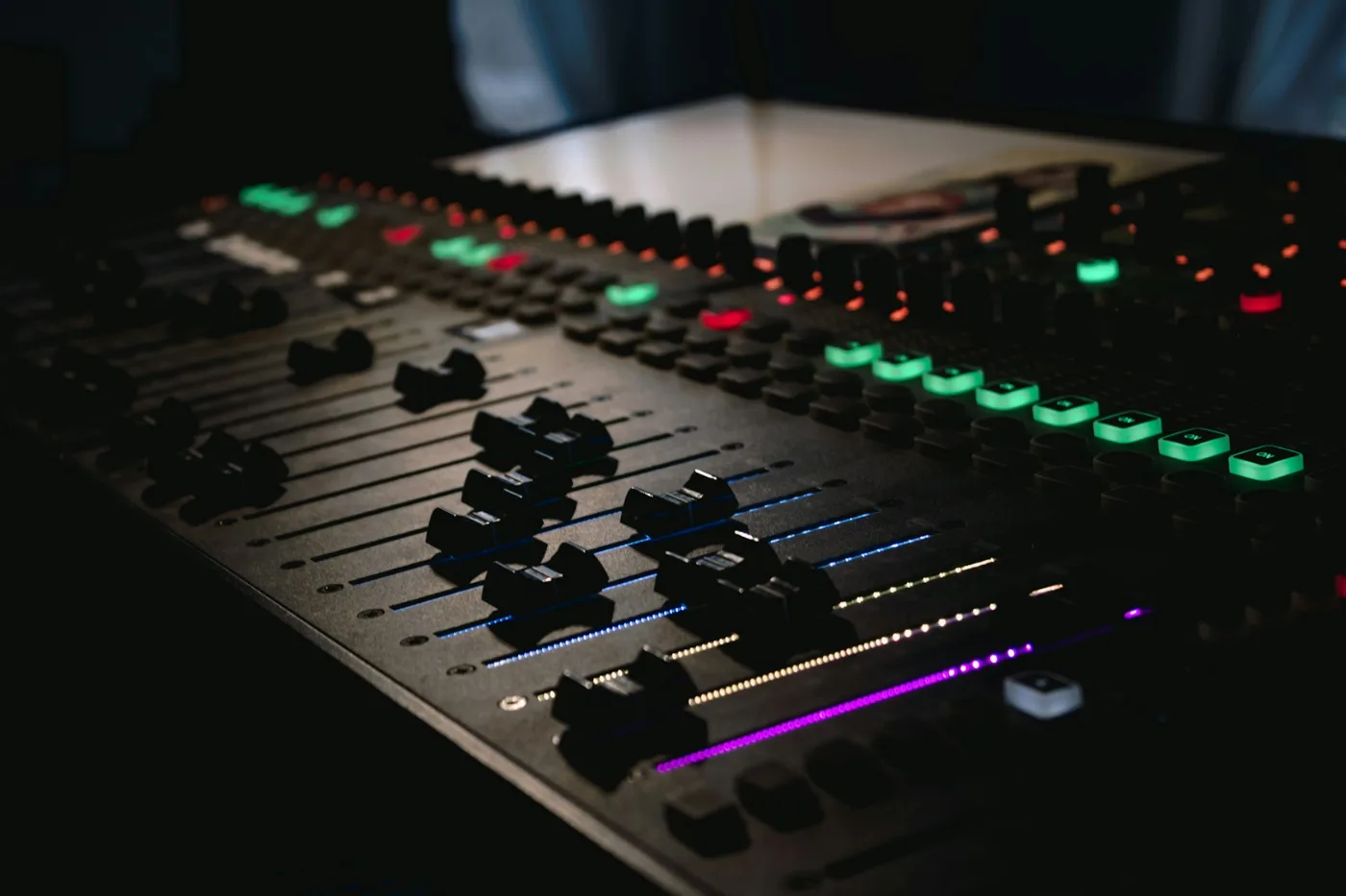Une console de mixage dans un studio d'enregistrement