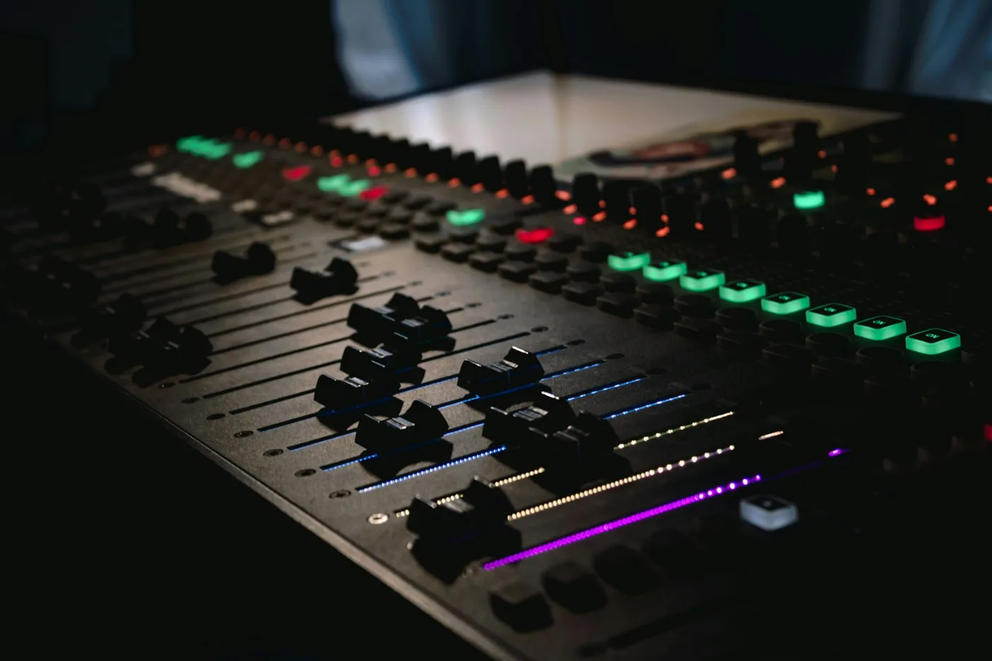 Console de mixage dans un studio d'enregistrement
